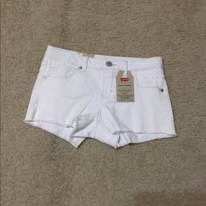 White Crochet Levi’s Shorty Shorts